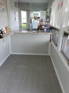 a room with a counter and a counter top at Dollar Inn in Somerset