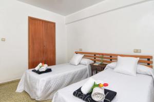 1 dormitorio con 2 camas y toallas. en Monada, en Jávea