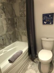 A bathroom at Ottawa Downtown Executive Apartment Retreat with Private Balcony near Bank Street - Sleep Max 2