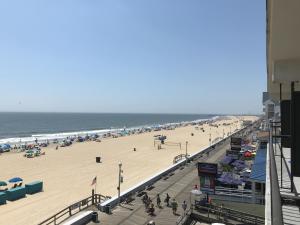 uma vista para uma praia com pessoas e para o oceano em Decatur House em Ocean City