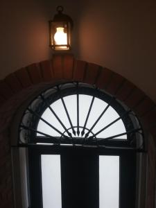 una ventana con una luz encima en Casa Graziella, en SantʼAgata di Militello