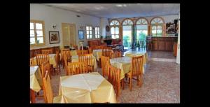 Restaurace v ubytování Apraos Bay Hotel In Kalamaki Beach, 100m from the lovely sandy beach