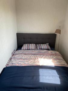 1 dormitorio con 1 cama con edredón azul en Beau Sejour en Heuvelland