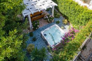 uma vista superior para um jardim com uma piscina e um banco em Villa Stone Pearl em Sutivan