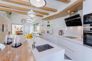 Kuchyňa alebo kuchynka v ubytovaní Villa Stone Pearl