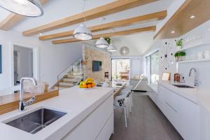 Kuchyňa alebo kuchynka v ubytovaní Villa Stone Pearl