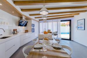 Príslušenstvo na prípravu kávy alebo čaju v ubytovaní Villa Stone Pearl