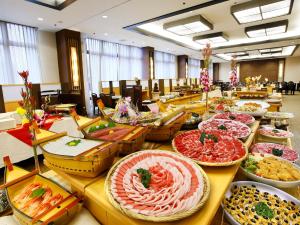 雾岛市雾岛城堡饭店的提供多种食物的自助餐线