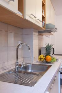una cucina con lavandino e cesto di frutta di Apartment Kokolo a Spalato (Split)