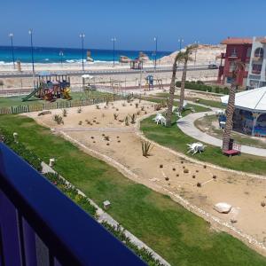 - une vue sur une aire de jeux sur la plage dans l'établissement شاليهات بورتو مطروح فيو بحر Porto Matrouh Sea View Families Only, à Marsa Matruh
