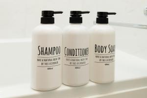 grupa czterech butelek szamponu na półce w obiekcie Villa Roppongi w Tokio