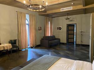 - un salon avec un canapé et une table dans l'établissement Apricot Hotel Yerevan, à Erevan