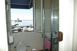 Vannituba majutusasutuses Logis hôtel Le Terminus