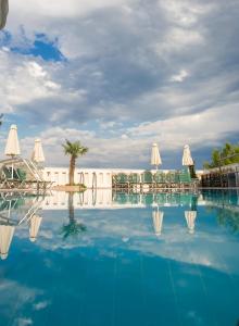 vista sulla piscina di un resort di Amaryllis Hotel Apartments a Tolo