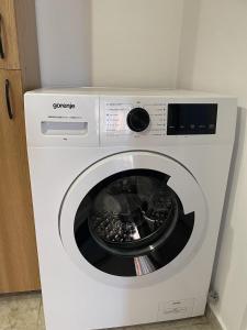 コンスタンツァにあるDany's Apartment Constantaの白い洗濯機が備わります。
