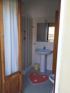 Imagen de la galería de Room in BB - Spacious double room a stones throw from the sea, en Pineto