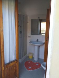 Ένα μπάνιο στο Spacious double room a stone throw from the sea
