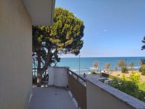 balkon z widokiem na plażę w obiekcie Room in BB - Spacious quadruple room a stones throw from the sea w mieście Pineto