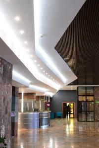 an office lobby with a vaulted ceiling and a counter at Hotel Gromada Pila in Piła