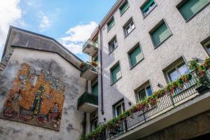 budynek z obrazem na boku w obiekcie In Centro Luxury Rooms w Como