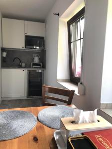 Kuchyňa alebo kuchynka v ubytovaní Apartament STUDIO i Apartament ZADOMEK Spytkowice koło ZATORA