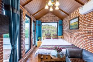 怀柔Beijing Mutianyu Great Wall Wangshanyuan Homestay的一间卧室，床嵌在砖墙里