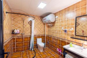 怀柔Beijing Mutianyu Great Wall Wangshanyuan Homestay的带淋浴和卫生间的浴室