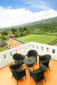 A balcony or terrace at Osmond Villa Resort