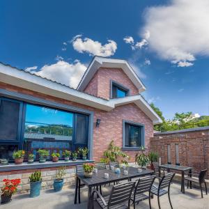 Beijing Mutianyu Great Wall Wangshanyuan Homestay的阳台或露台