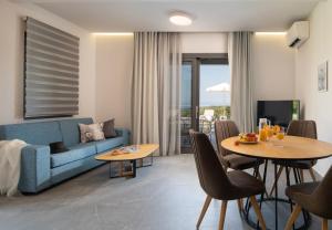 Coin salon dans l'établissement Terra Olivia Luxury Villas and Suites
