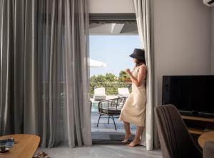 Télévision ou salle de divertissement dans l'établissement Terra Olivia Luxury Villas and Suites