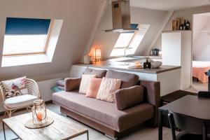 a living room with a couch and a kitchen at Jeanne in Nieuwpoort