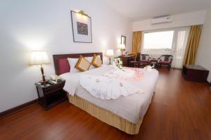 Giường trong phòng chung tại Century Riverside Hotel Hue