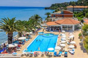 Bazén v ubytování Chryssi Akti Hotel nebo v jeho okolí