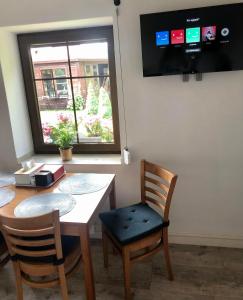 Televízia a/alebo spoločenská miestnosť v ubytovaní Apartament STUDIO i Apartament ZADOMEK Spytkowice koło ZATORA
