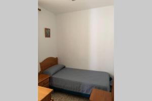 1 dormitorio con 1 cama en una habitación blanca en Apartamento céntrico vistas al mar con ascensor, en Peñíscola