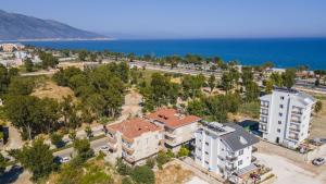 uma vista aérea de um edifício junto ao oceano em Demyra Boutique Hotel em Demre