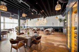 Reštaurácia alebo iné gastronomické zariadenie v ubytovaní HOTEL IBERUM