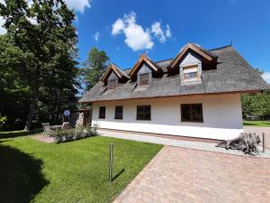 een wit huis met een gambrel dak bij Ferienwohnung Storchennest Spreewald in Burg Kauper