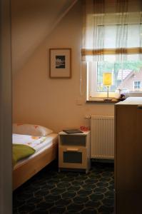 een kleine slaapkamer met een bed en een raam bij Ferienwohnung Storchennest Spreewald in Burg Kauper