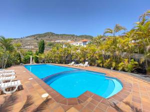 ein Pool mit Stühlen und ein Resort in der Unterkunft Villa Colon in Fuencaliente de la Palma