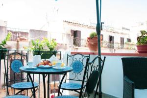 een tafel met een bord eten op een balkon bij DAI MORI in Palermo
