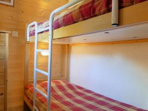 Appartement Méribel, 2 pièces, 5 personnes - FR-1-182-97にある二段ベッド