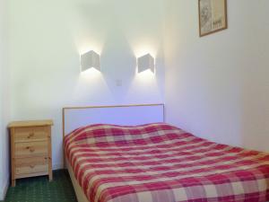เตียงในห้องที่ Appartement Méribel, 2 pièces, 5 personnes - FR-1-182-97
