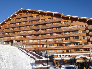 un grand bâtiment avec de la neige devant lui dans l'établissement Appartement Méribel, 2 pièces, 5 personnes - FR-1-182-33, à Méribel