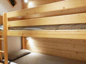 メリベルにあるAppartement Méribel, 2 pièces, 6 personnes - FR-1-182-69の木製の二段ベッドが備わる客室です。
