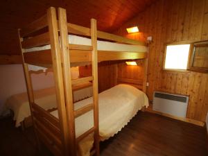 a bedroom with two bunk beds in a cabin at Appartement Les Saisies, 2 pièces, 7 personnes - FR-1-293-10 in Les Saisies