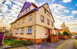 un gran edificio de ladrillo en el lateral de una calle en MOTEL DARIA Hennigsdorf Berlin en Hennigsdorf