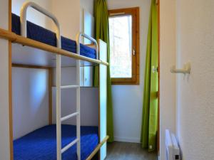 Appartement Bellentre, 3 pièces, 6 personnes - FR-1-329-12にある二段ベッド