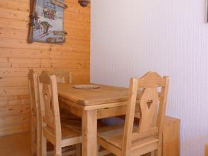 een houten tafel en stoelen in een kamer bij Appartement Méribel, 2 pièces, 5 personnes - FR-1-182-66 in Méribel